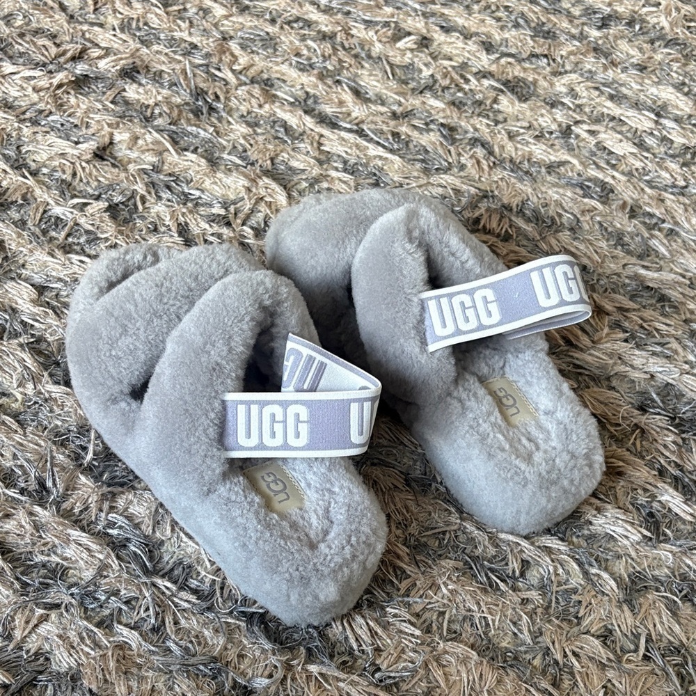 NWOT ! UGG Women Size 6 Fluffy Slippers - Picture 2 of 8